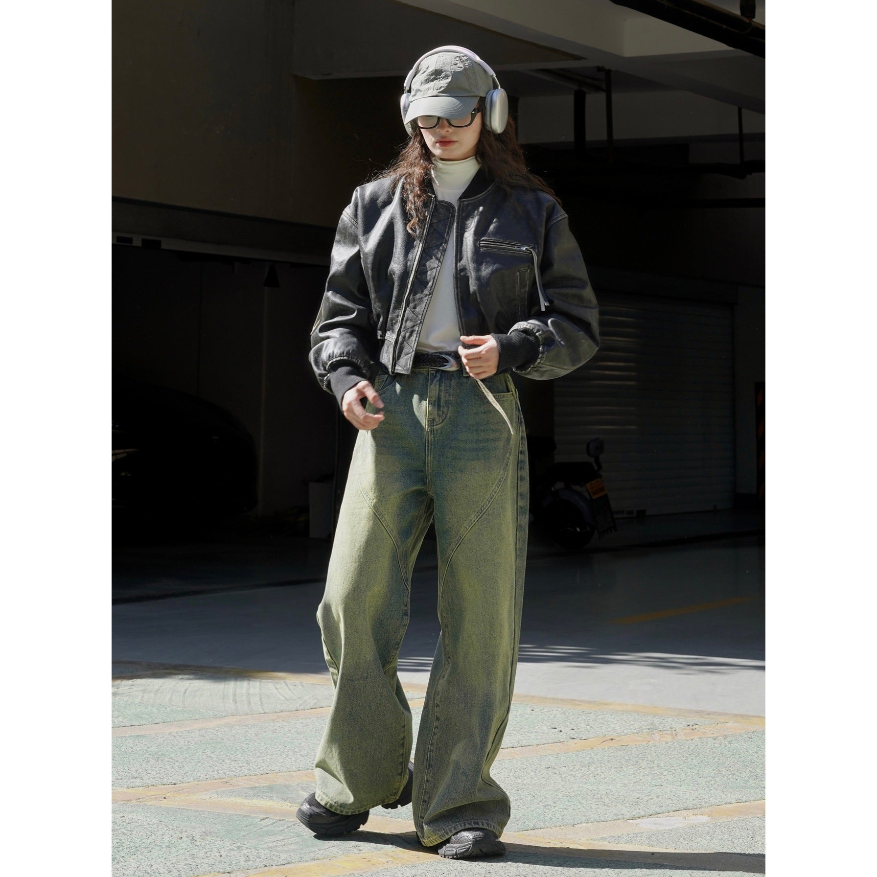 Women's Wide High-Waist Jeans in Baggy-Palazzo Cut with Curved Decorative Seams Chichicherry