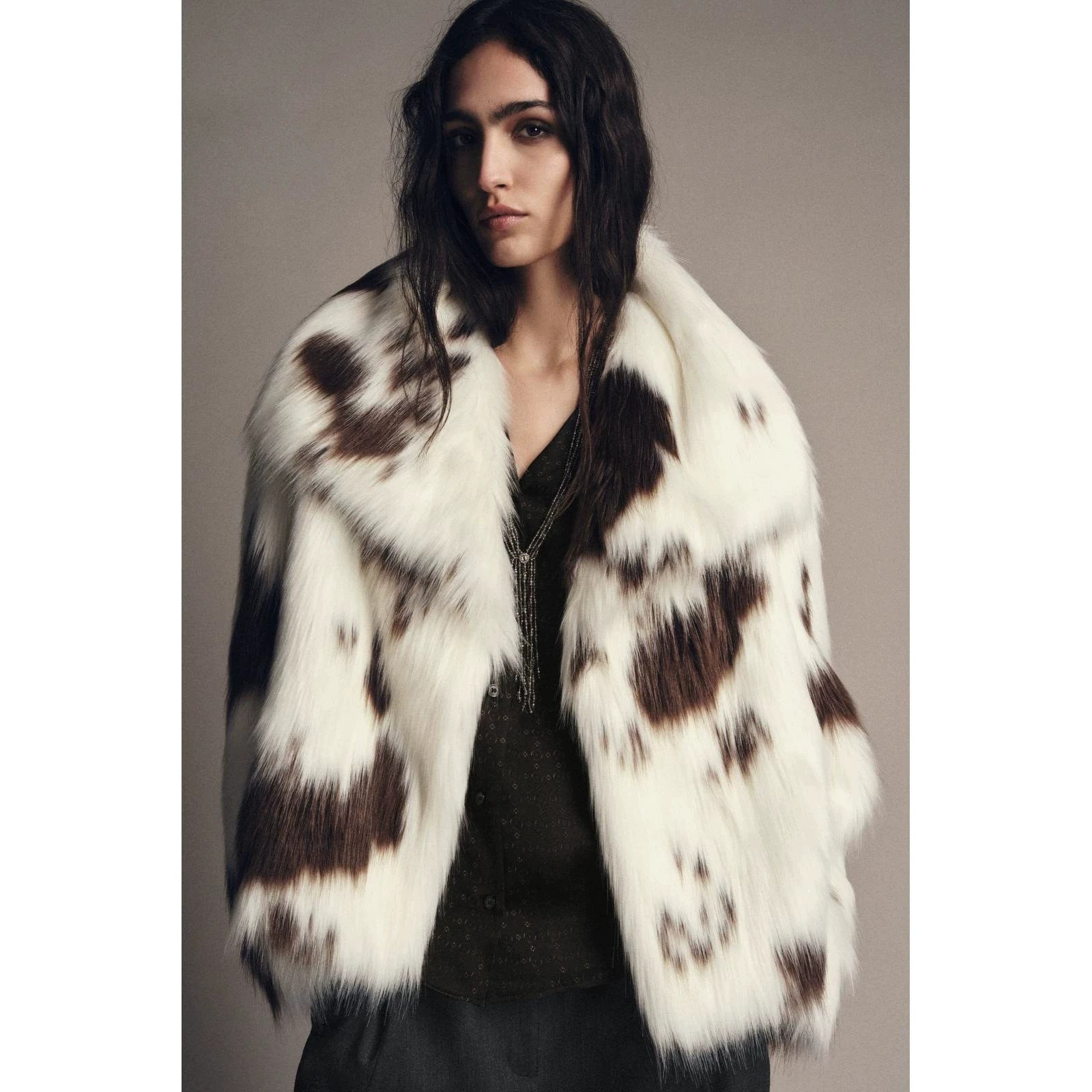 Women's short coat made of dotted high-pile faux fur with voluminous shawl collar Chichicherry