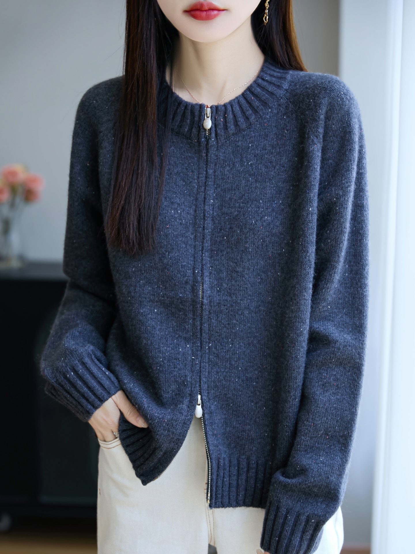 Women's zip cardigan with round neck, fine nep yarn and ribbed finishes Chichicherry