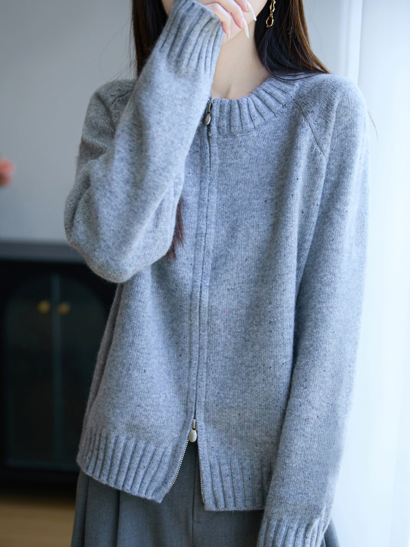 Women's zip cardigan with round neck, fine nep yarn and ribbed finishes Chichicherry