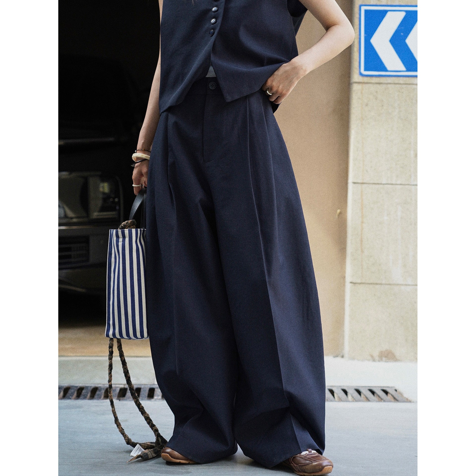 Women's Sleeveless Tailoring Vest with Deep V-Neck and Continuous Button Placket Chichicherry