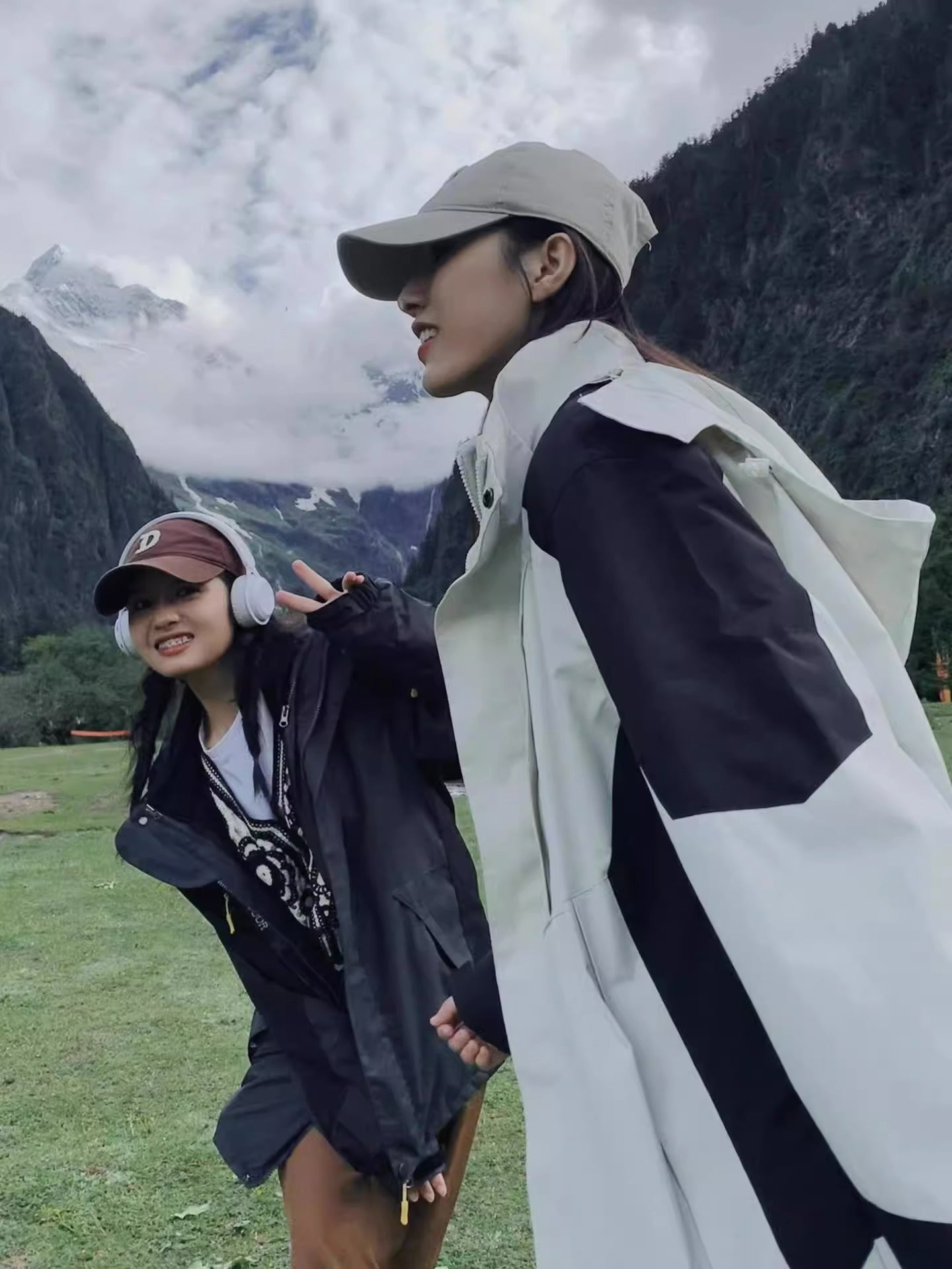 Women's two-layer waterproof outdoor jacket with hood, breathable membrane and adjustable waist Chichicherry