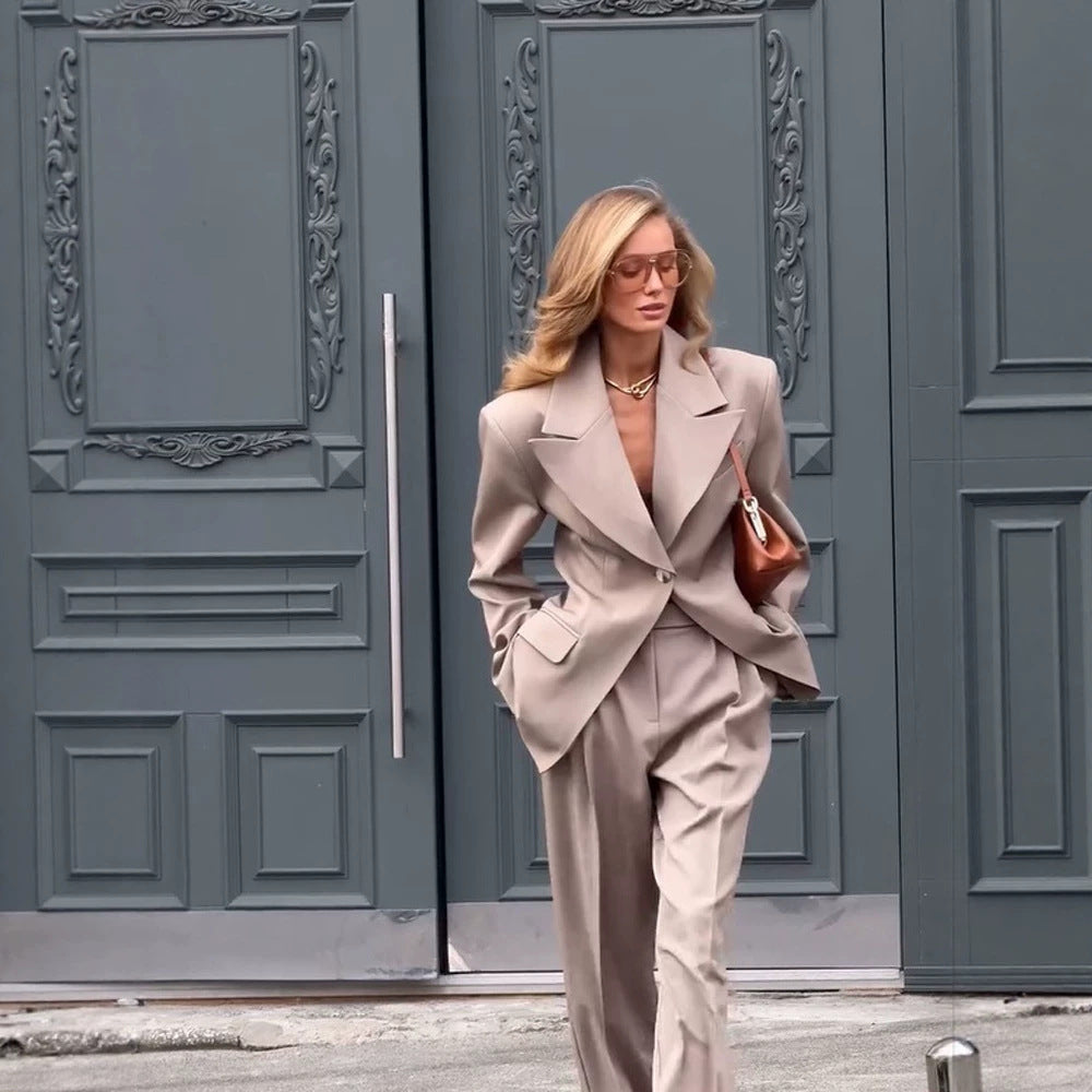 Ladies oversized blazer suit with sculptural shoulder, tailored single-button jacket and wide pleated trousers Chichicherry