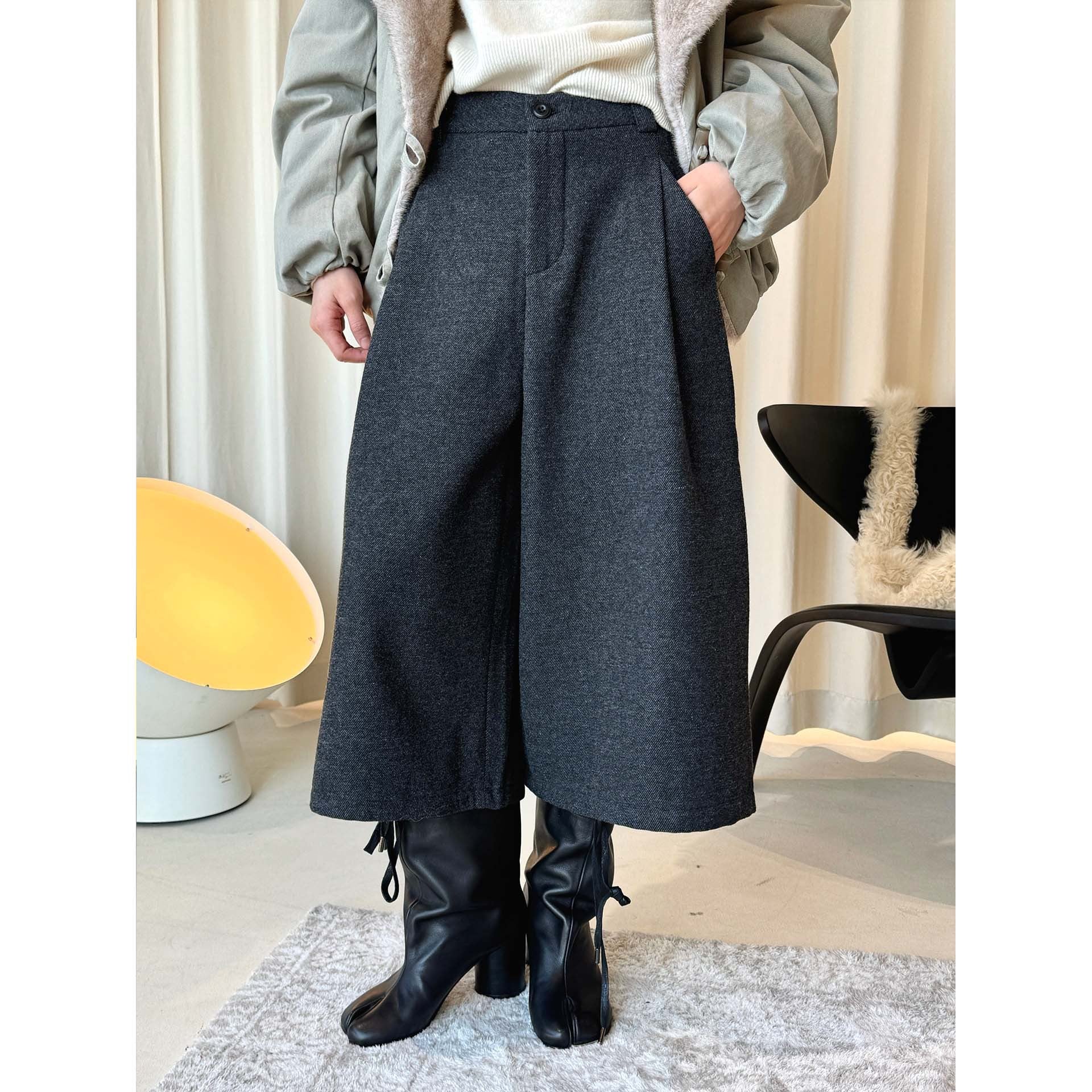 Women High-Waisted Culotte Pants made of Wool Blend with Pleat Chichicherry