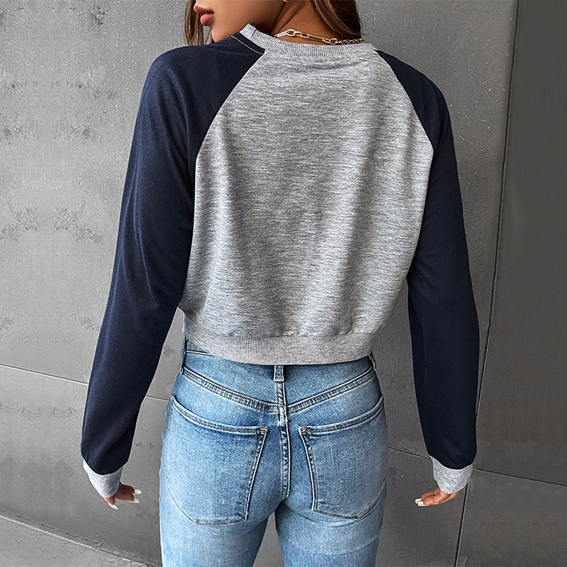 Women's Short Raglan Sweatshirt with Butterfly Print and Contrasting Sleeves Chichicherry