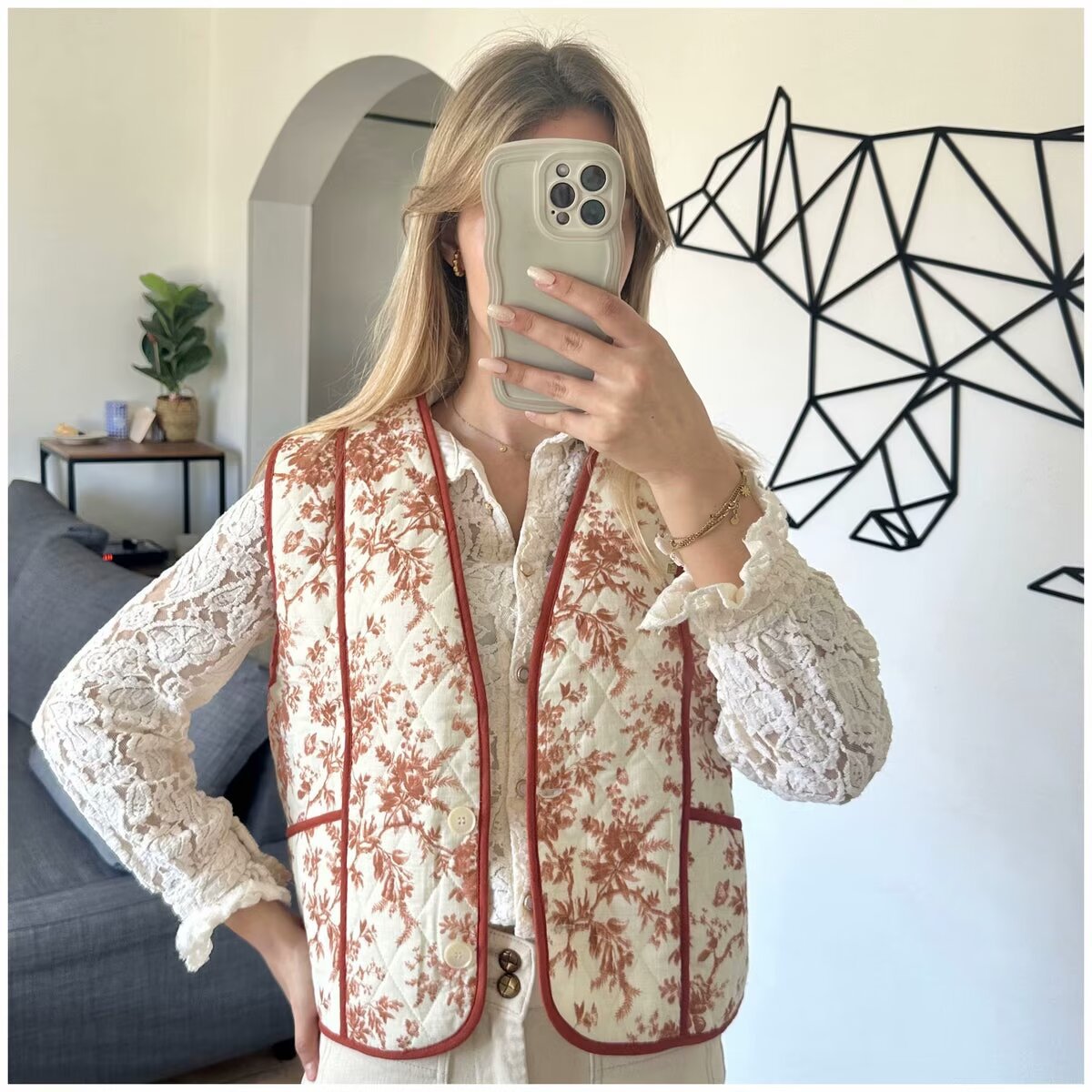 Ladies Quilted Gilet in Country House Style with Floral Toile Look and Pockets Chichicherry