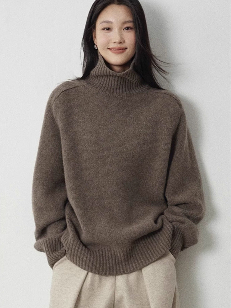 Women's turtleneck sweater made of fine wool blend with straight cut and wide ribbed collar Chichicherry
