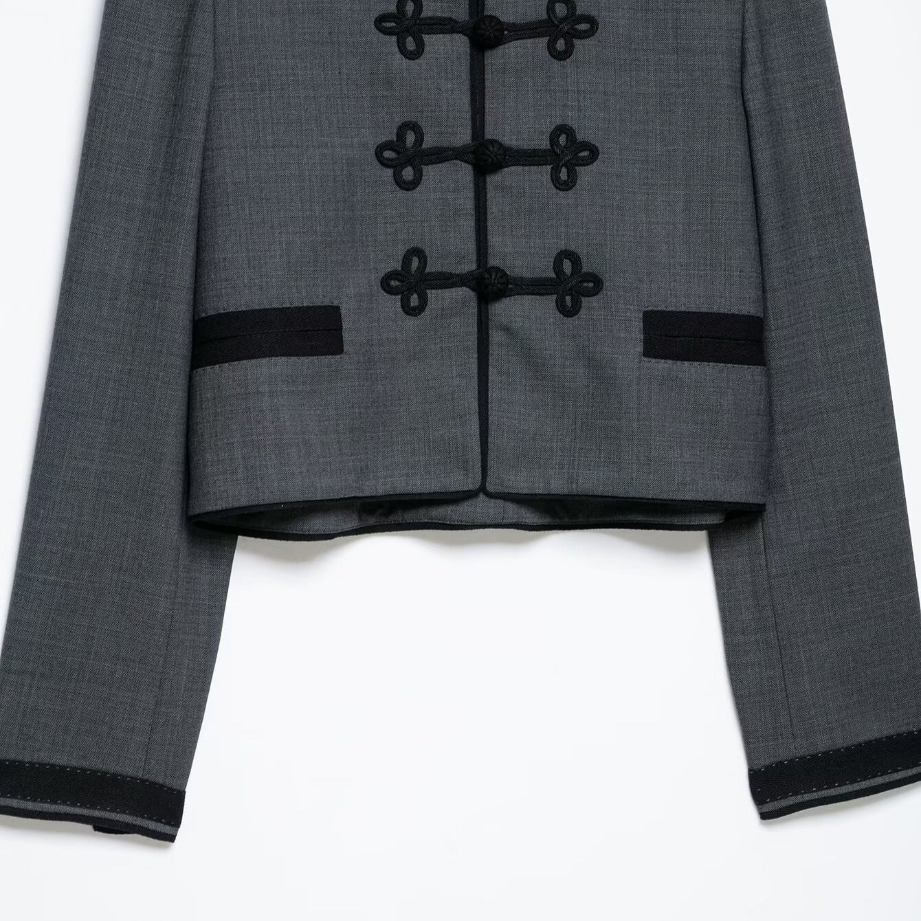 Women's Short Jacket in Mandarin Style with Decorative Knot Closure and Tailored Silhouette Chichicherry