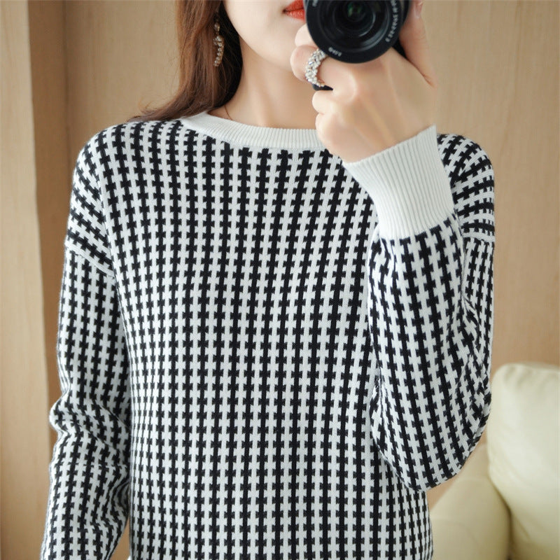 Women's Lightweight Structured Knit Sweater with Houndstooth Pattern and Wide Ribbed Cuff Chichicherry