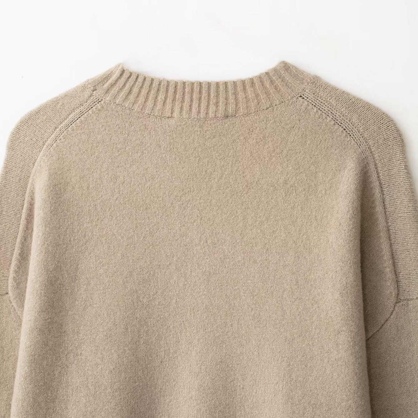 Women's oversized fine knit sweater with round neckline, dropped shoulder and extra-long ribbed cuffs.