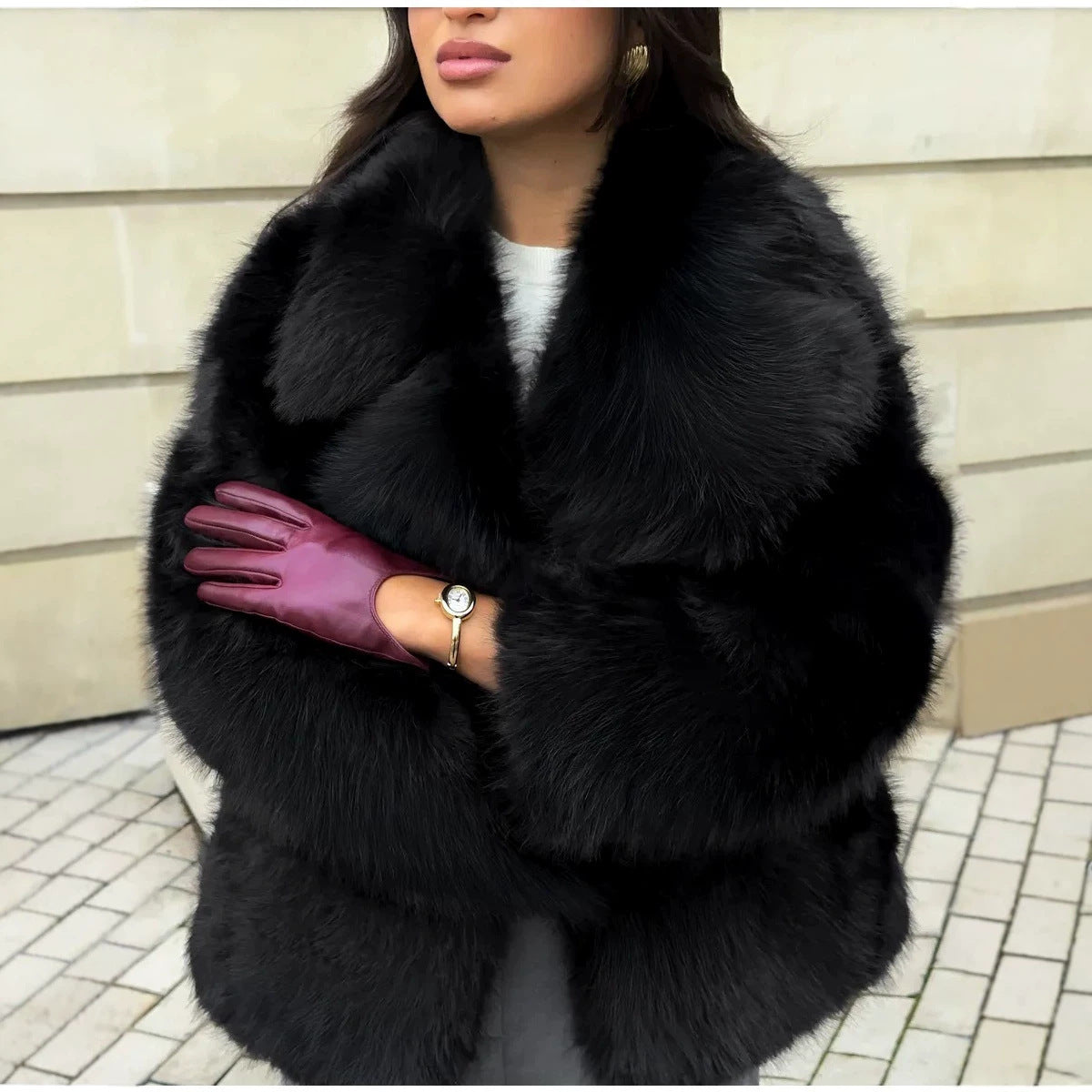 Ladies short coat made of luxurious high-pile faux fur with boxy silhouette and wide lapels Chichicherry