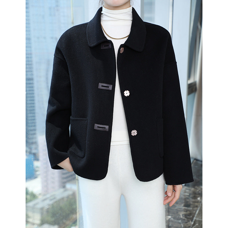 Women's short coat made of wool blend with shirt collar, boxy silhouette and patch pockets Chichicherry