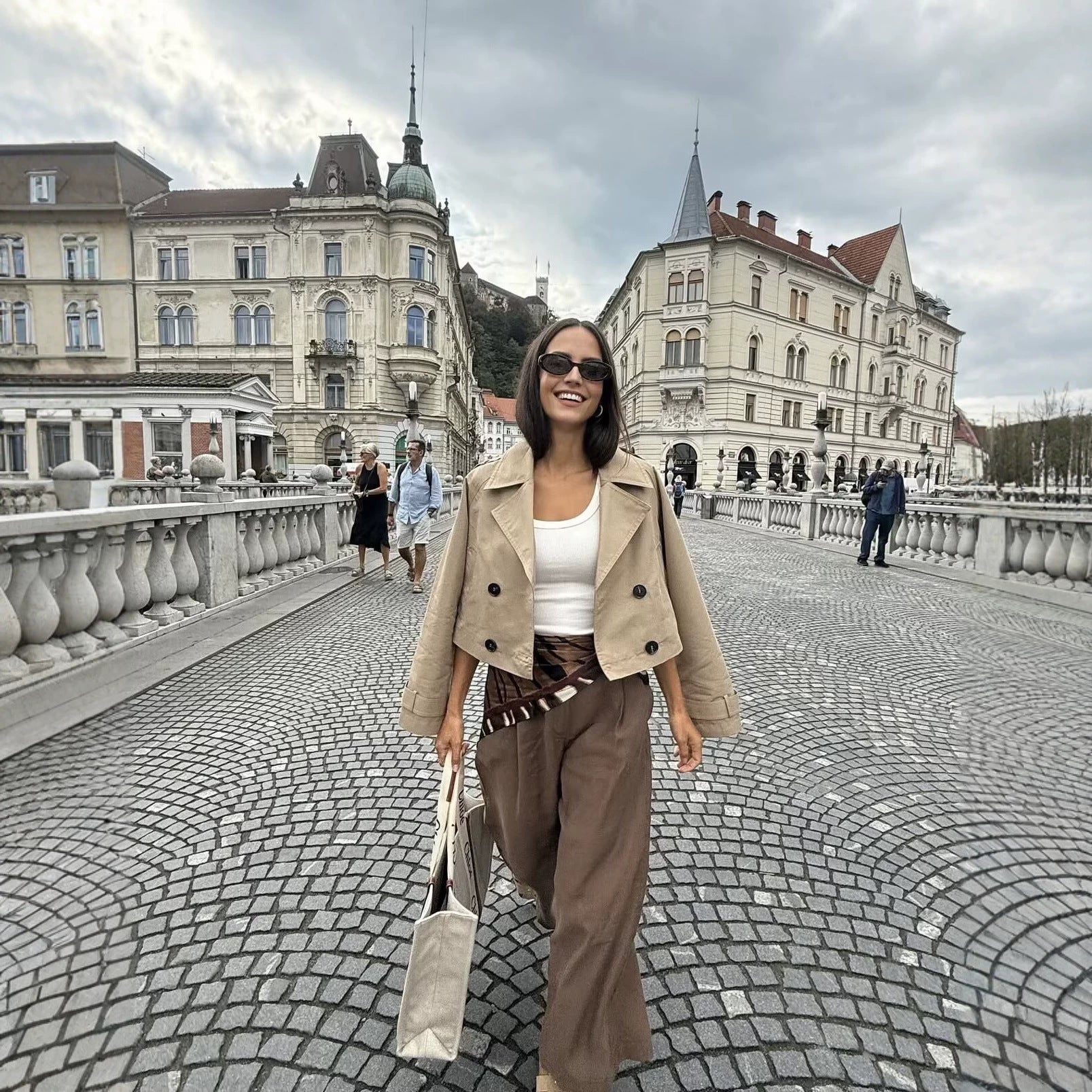 Women's Cropped Double-Breasted Trench Coat with Wide Lapels, Epaulettes and Boxy Cut Chichicherry