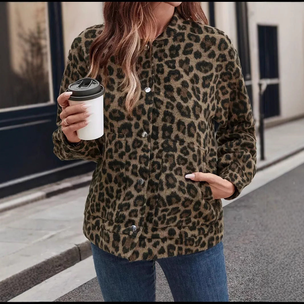 Ladies short-cut cuddly jacket in leopard fleece with stand-up collar and snap buttons Chichicherry
