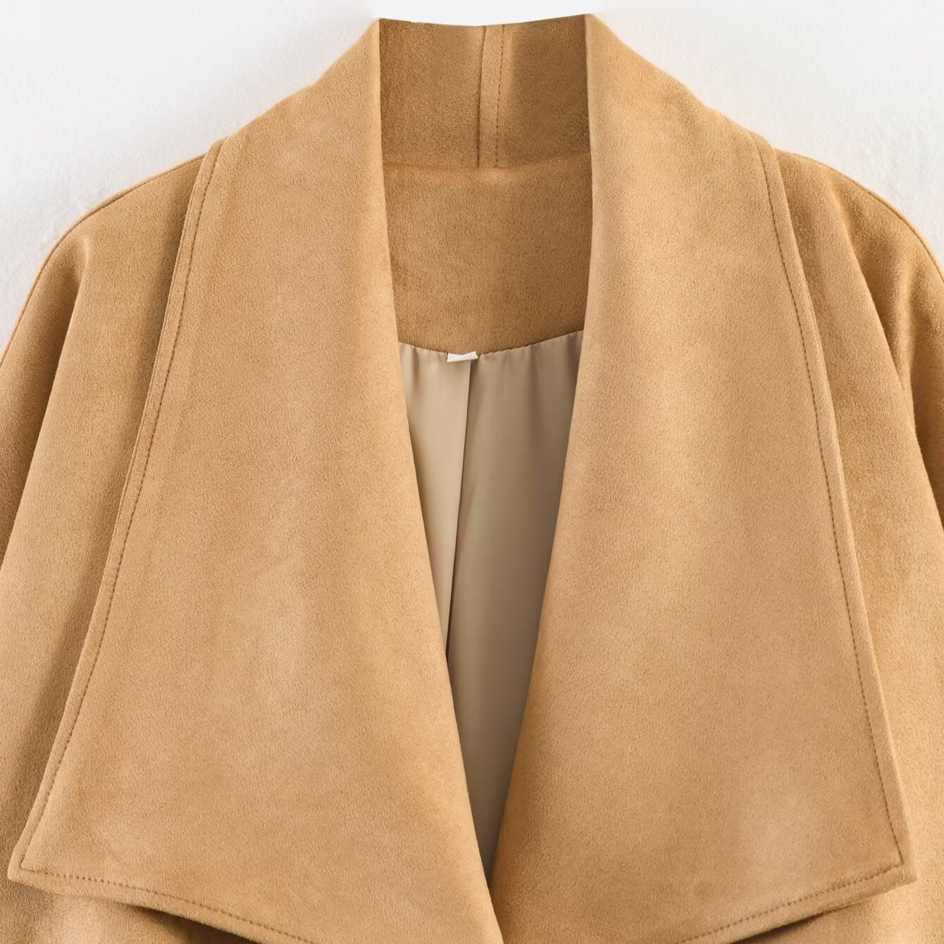 Women's Short Oversized Jacket made of Suede Fabric with Wide Shawl Collar, Raglan Sleeves, and Gathered Hem Chichicherry