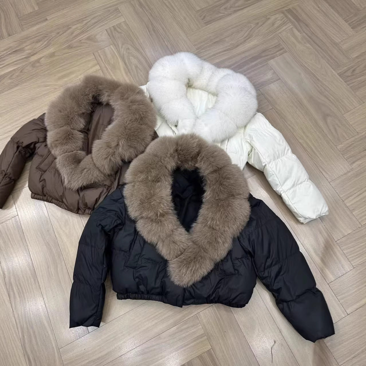 Women's short cut boxy puffer jacket with extra large faux fur collar and shape-stable hem Chichicherry