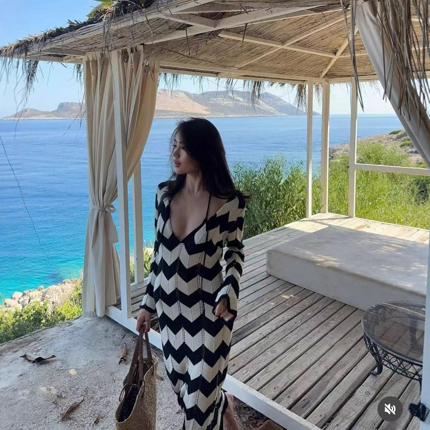 Women's knit maxi dress with zigzag pattern, v-back and trumpet sleeves Chichicherry