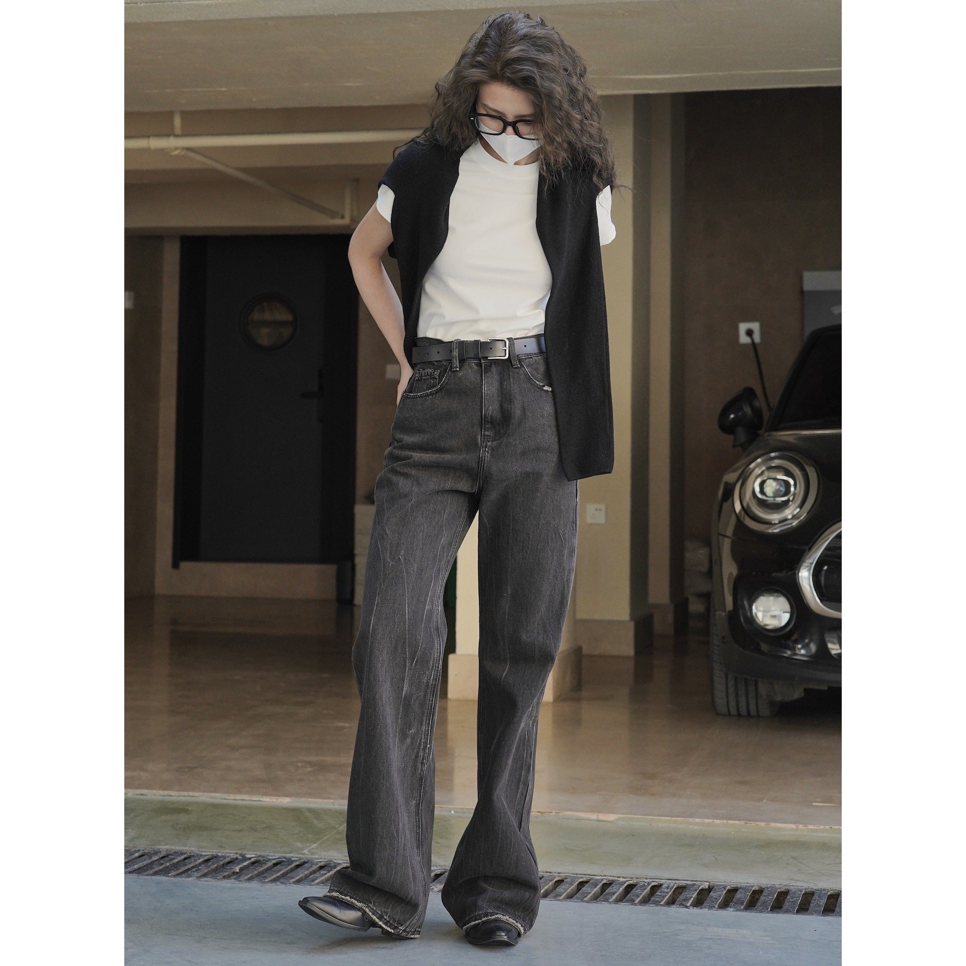 Ladies Wide High-Waist Jeans with Flared Leg, Raw Hem and Vintage Wash Chichicherry