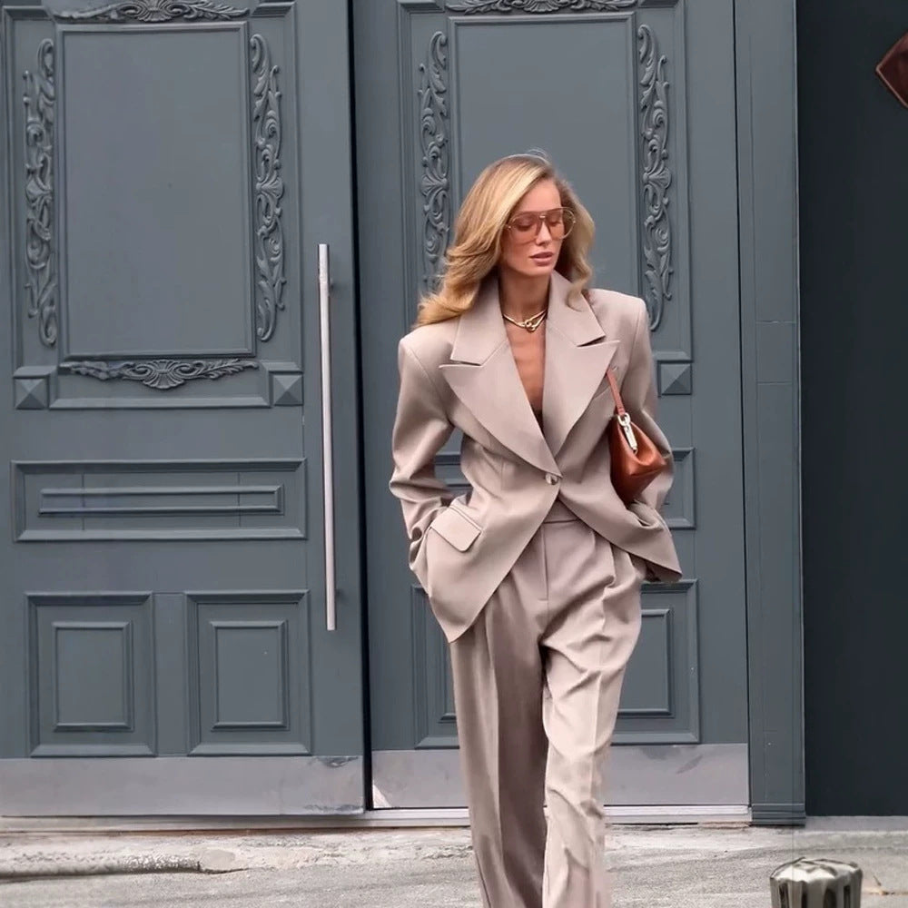 Ladies oversized blazer suit with sculptural shoulder, tailored single-button jacket and wide pleated trousers Chichicherry