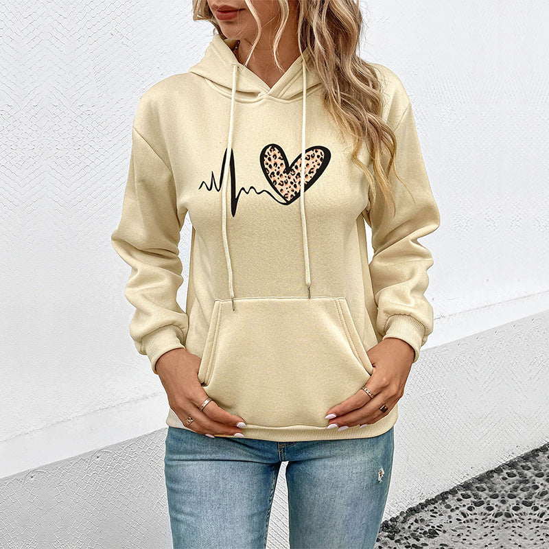 Women's hoodie with leopard heart print and kangaroo pocket Chichicherry