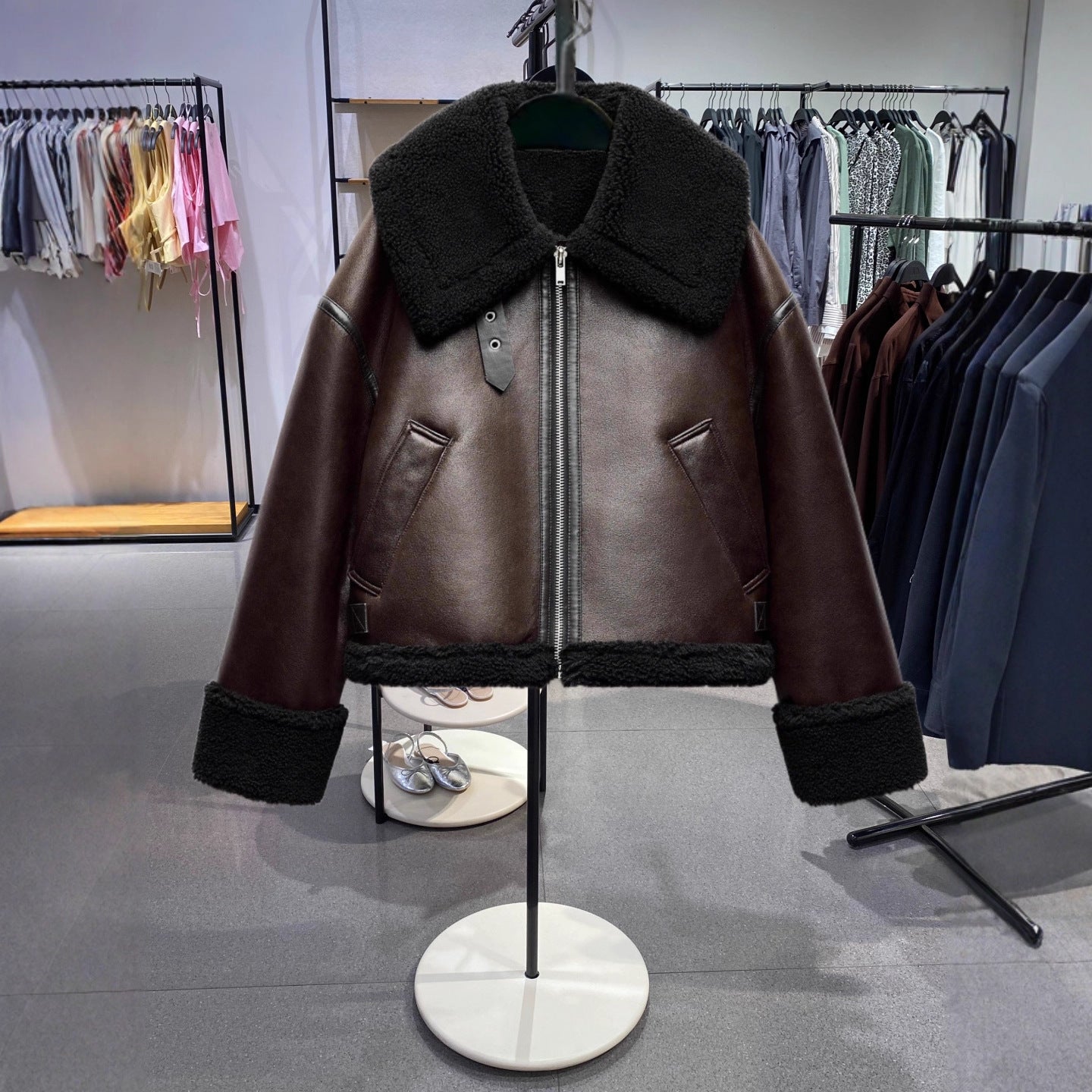 Women's short-cut aviator jacket made of lambskin imitation with a large teddy collar Chichicherry