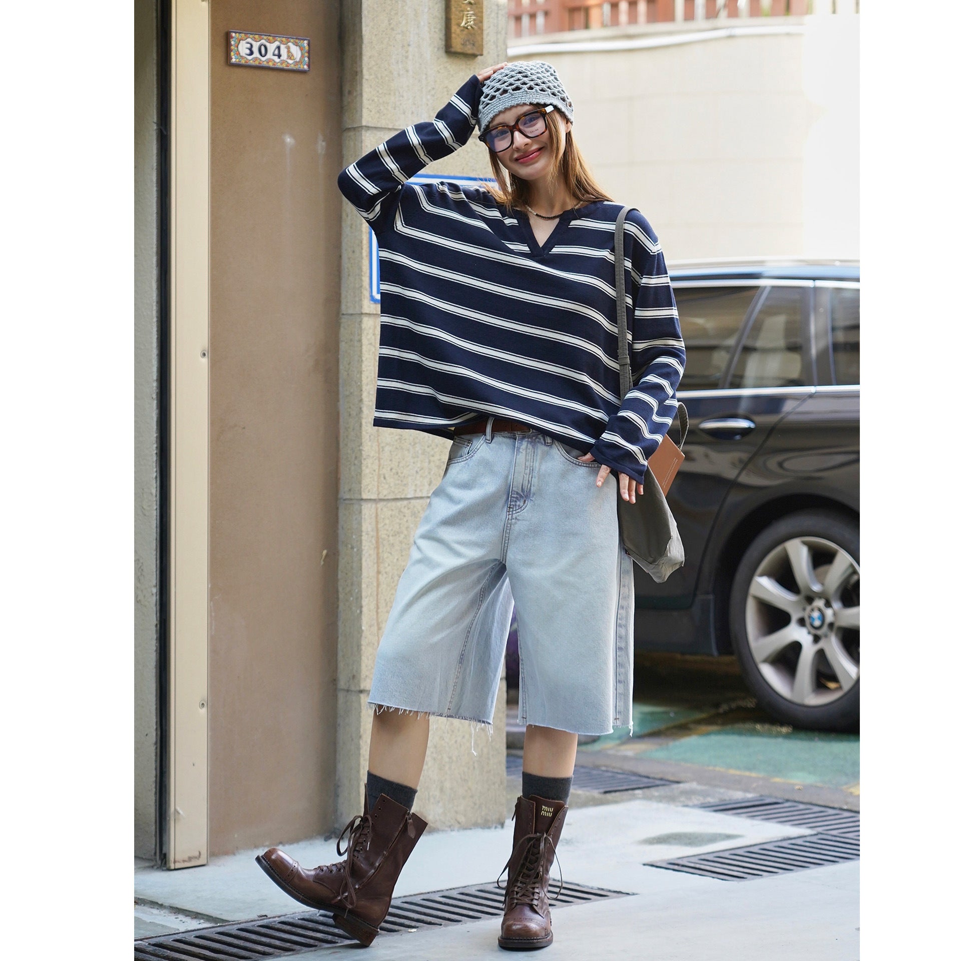 Ladies high-waisted wide denim Bermuda with fringed hem Chichicherry