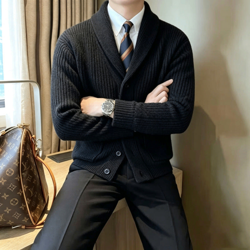 Herren Schalkragen-Strickcardigan mit Rippenstruktur, Knopfleiste und aufgesetzten Taschen Chichicherry