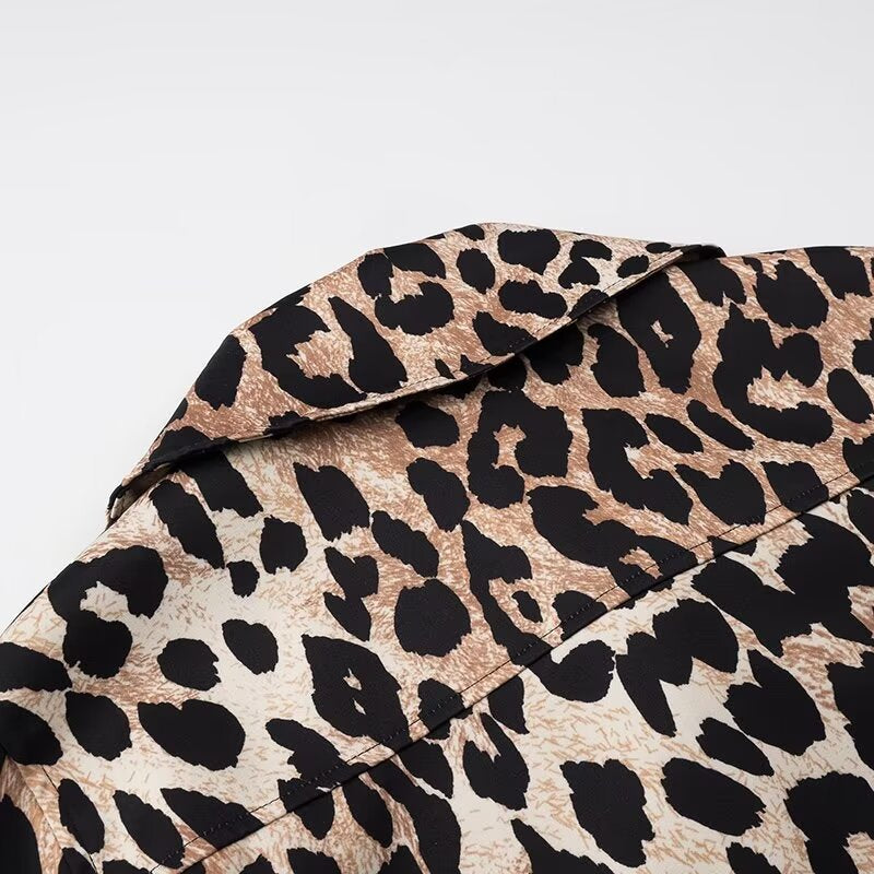 Women's Cropped Field Jacket in Leopard Pattern with Wide Lapels and Flap Pockets Chichicherry