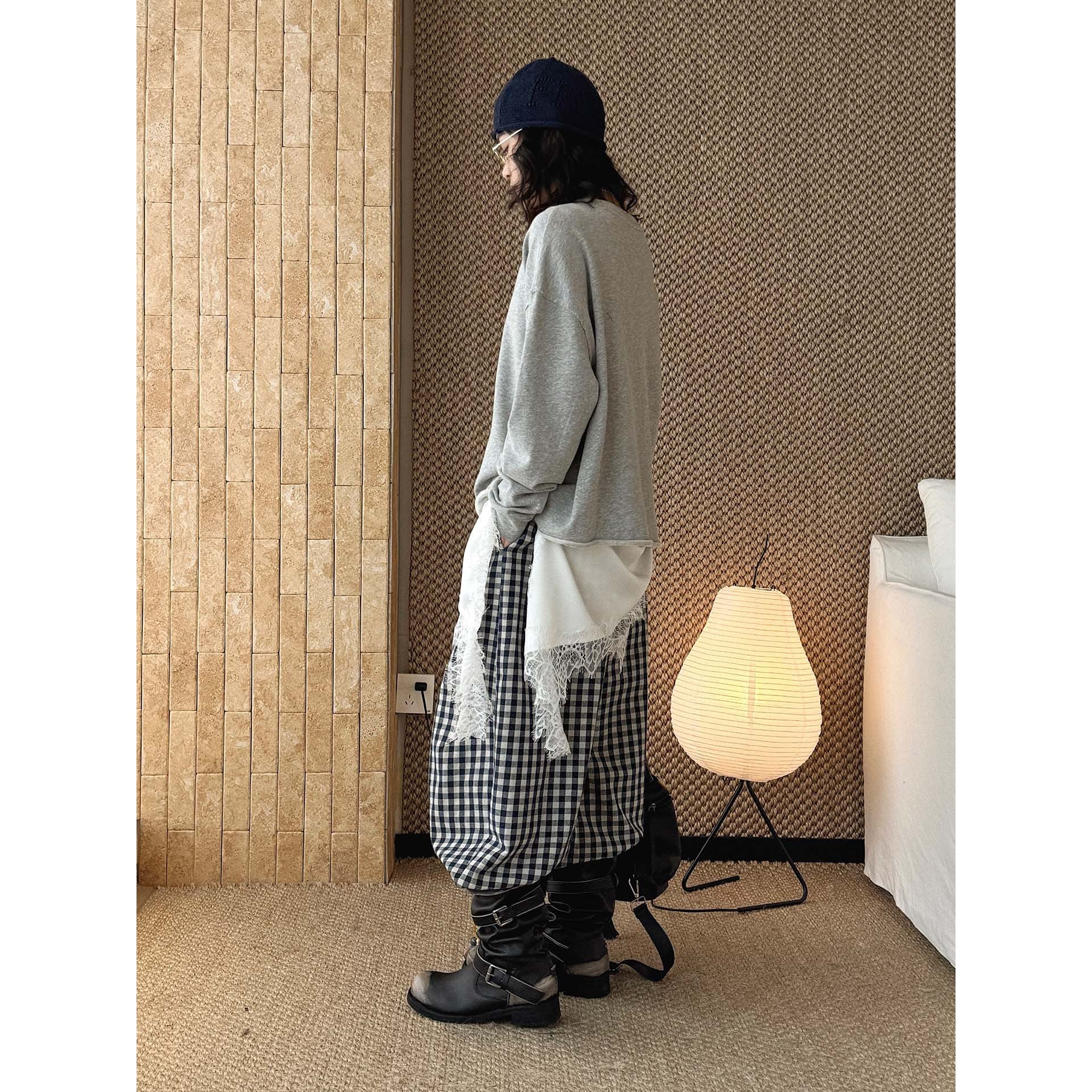 Women's oversized sweatshirt made of soft sweat fabric with raw edge and V decorative seam Chichicherry