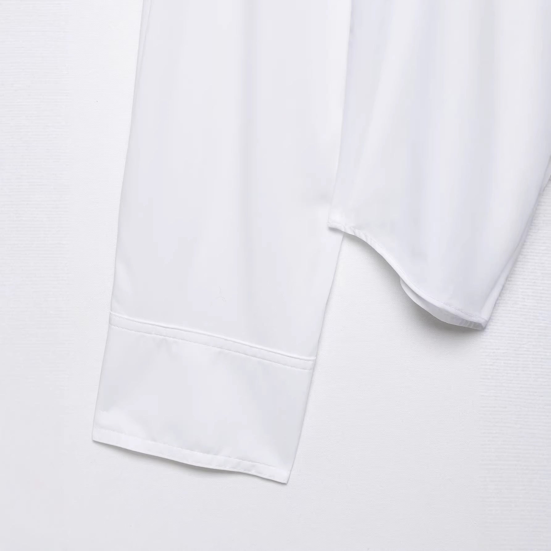 Women's oversized shirt blouse with lace-up closure and extended cuffs Chichicherry