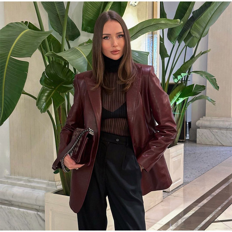 Women's smooth leather blazer with structured shoulder area and extended cut Chichicherry