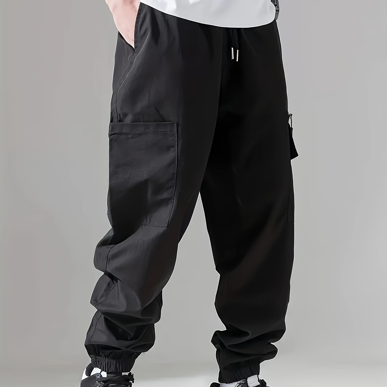 Men's cargo jogging pants in utility style with sealed zipper pocket & elastic leg cuffs Chichicherry