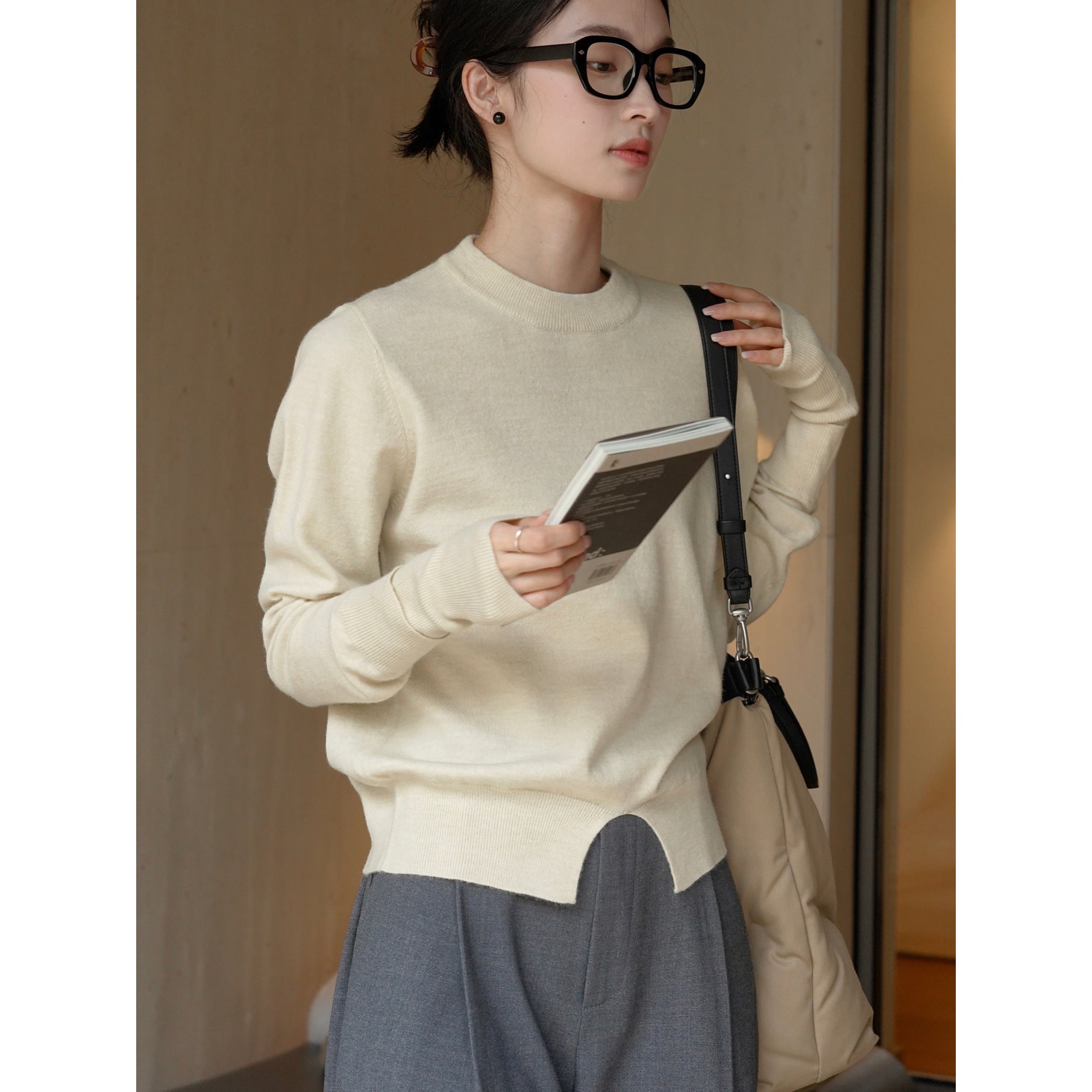 Women's fine knit sweater with extended ribbed sleeves and front slit Chichicherry