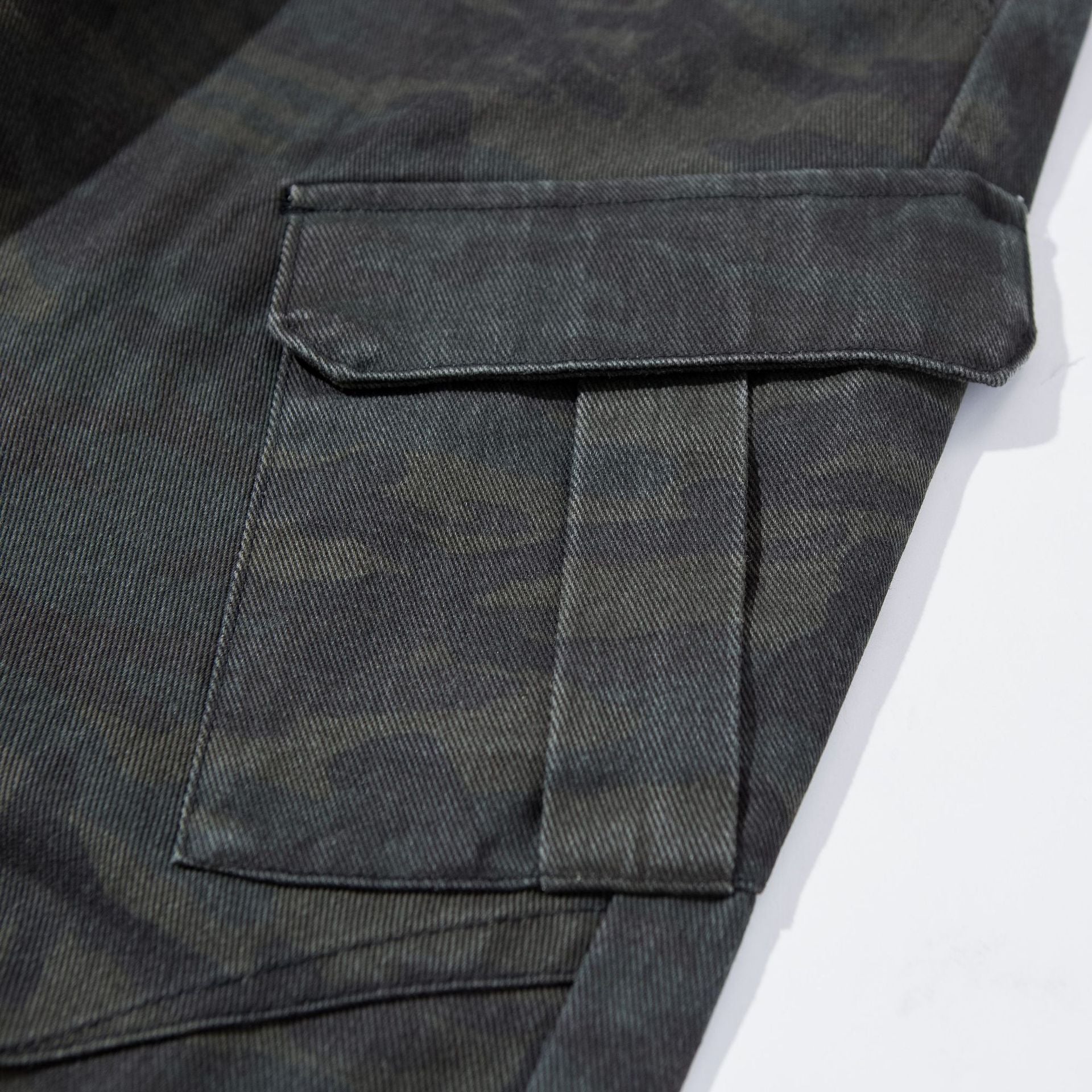 Women's High-Cut Cropped Cargo Pants in Utility Style with Large Flap Pockets