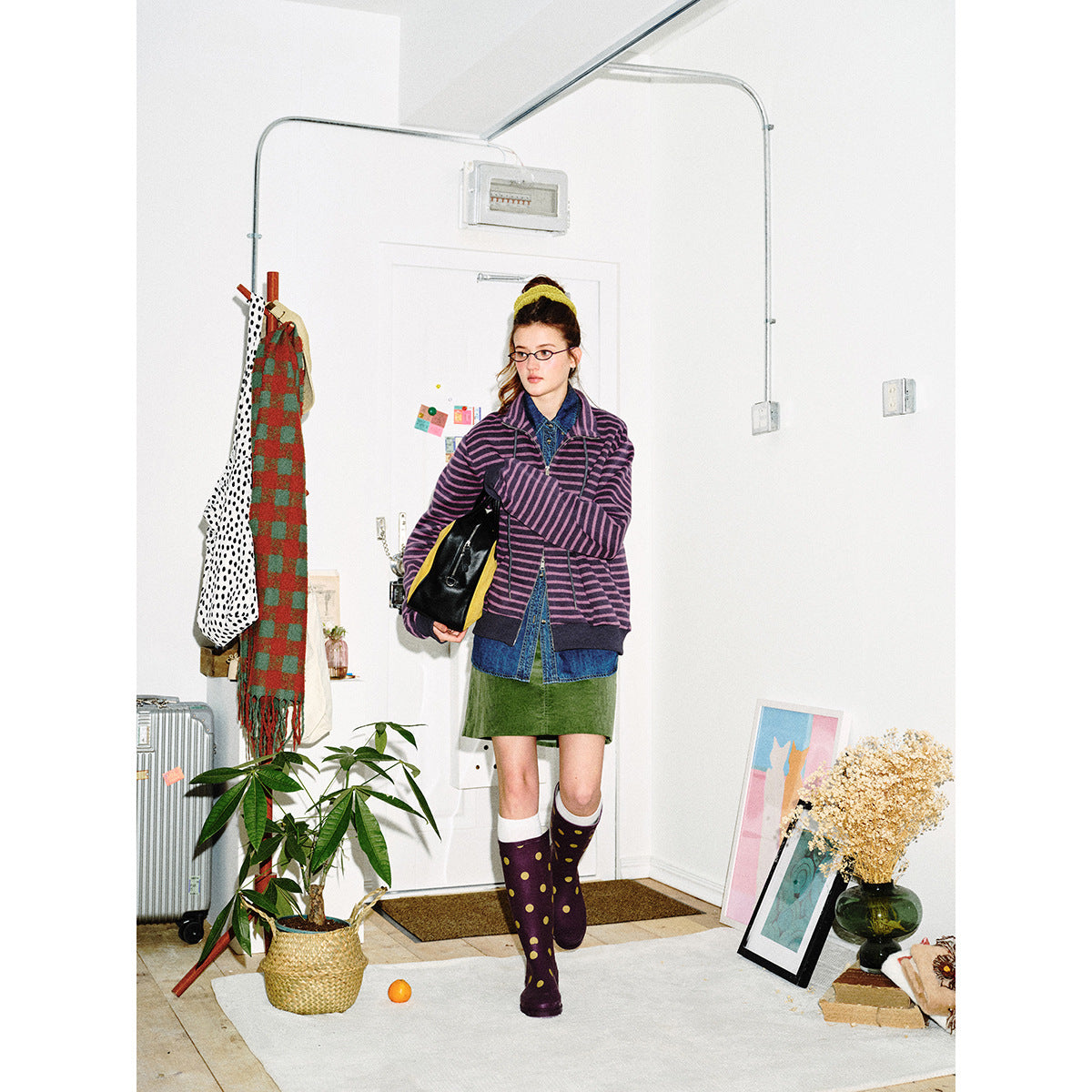 Women's striped sweatshirt jacket in boxy cut with high stand-up collar, two-way zipper and kangaroo pocket.