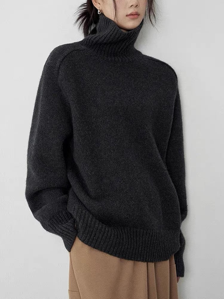 Women's turtleneck sweater made of fine wool blend with straight cut and wide ribbed collar Chichicherry