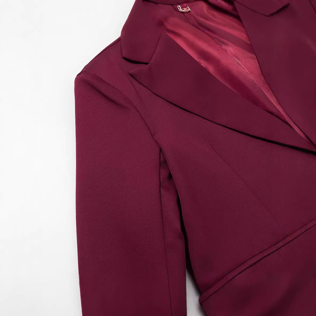 Women's Casual One-Button Blazer with Lapel Collar, Flap Pockets and Satin Lining Chichicherry