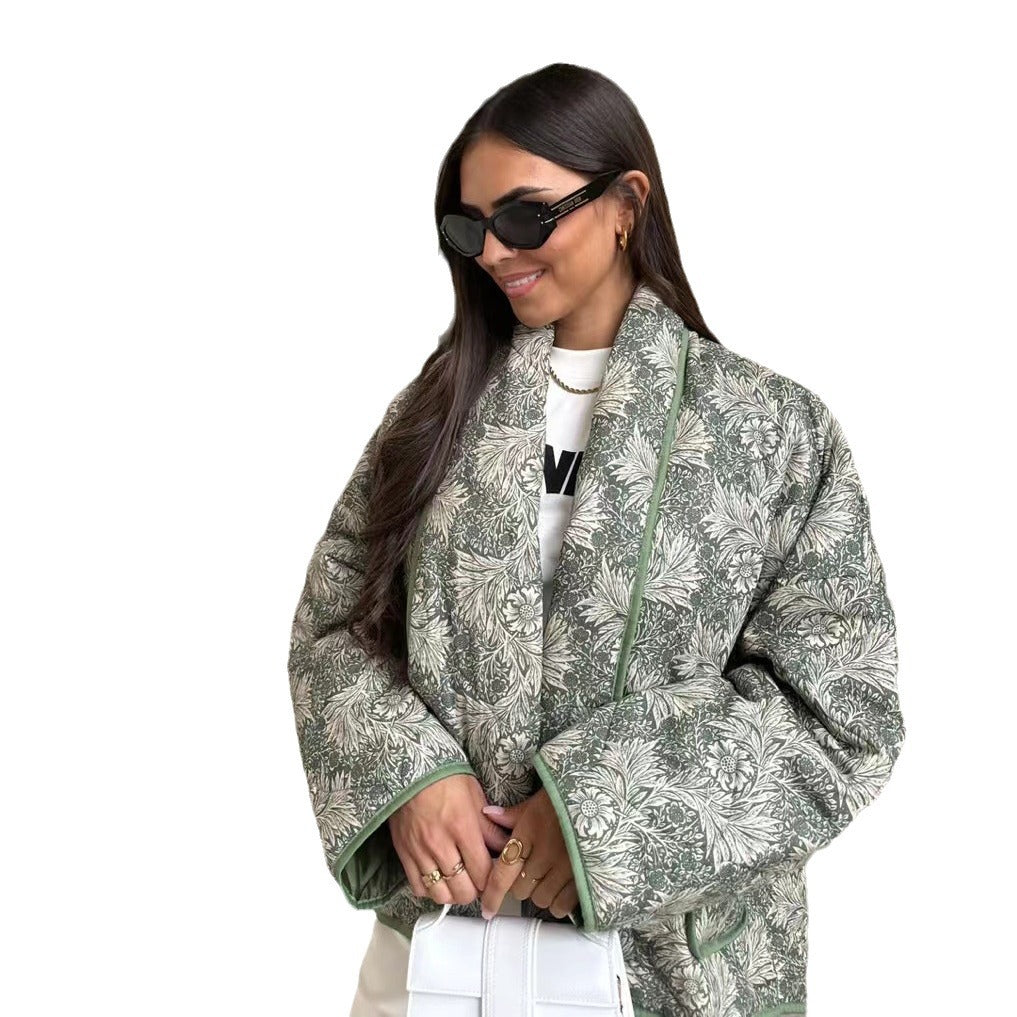Ladies short-cut quilted jacket in vintage floral pattern with shawl collar and contrasting piping Chichicherry