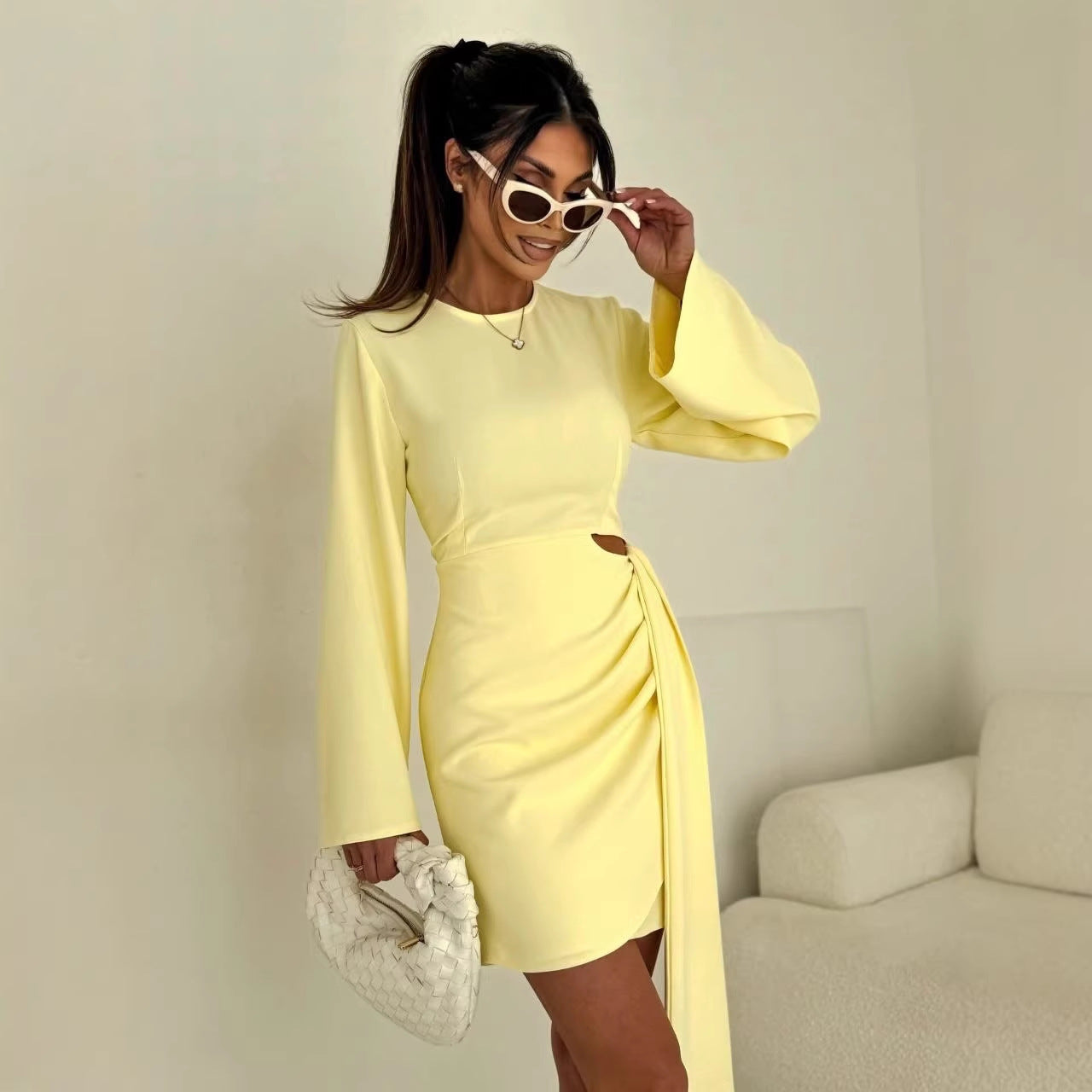 Damen Elegantes Wickel‑Minikleid mit seitlicher Tailleöffnung, weiten Trompetenärmeln und drapierter Taillenpartie Chichicherry