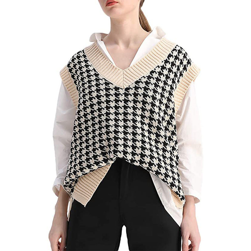 Women’s knit vest with houndstooth pattern, V-neck and ribbed hem Chichicherry