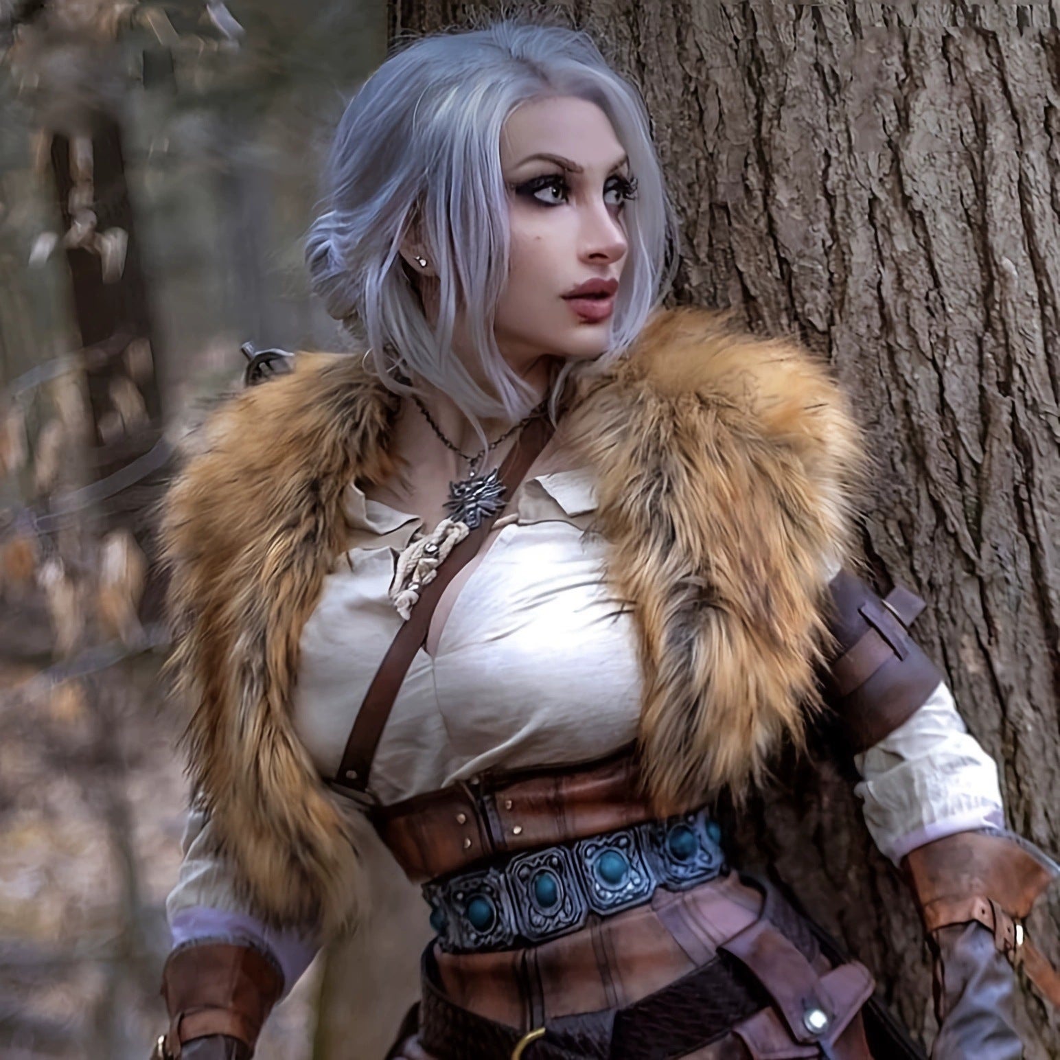 Women's shoulder collar made of faux fur with leather straps and metal fittings Chichicherry