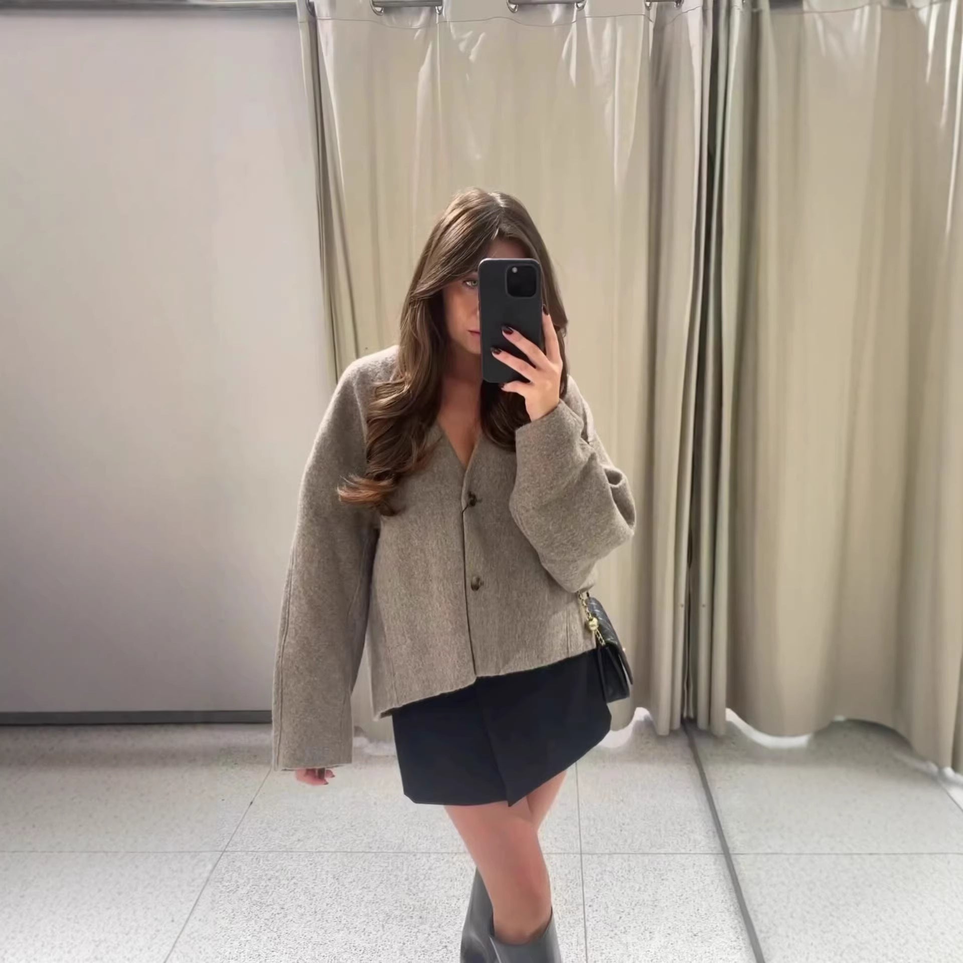 Women's Boxy Short Jacket made of Wool Blend with V-Neck and Two-Button Closure Chichicherry