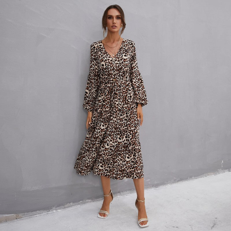 Women's midi dress made of flowing viscose blend with leopard pattern, V-neck, tie belt and tiered skirt Chichicherry