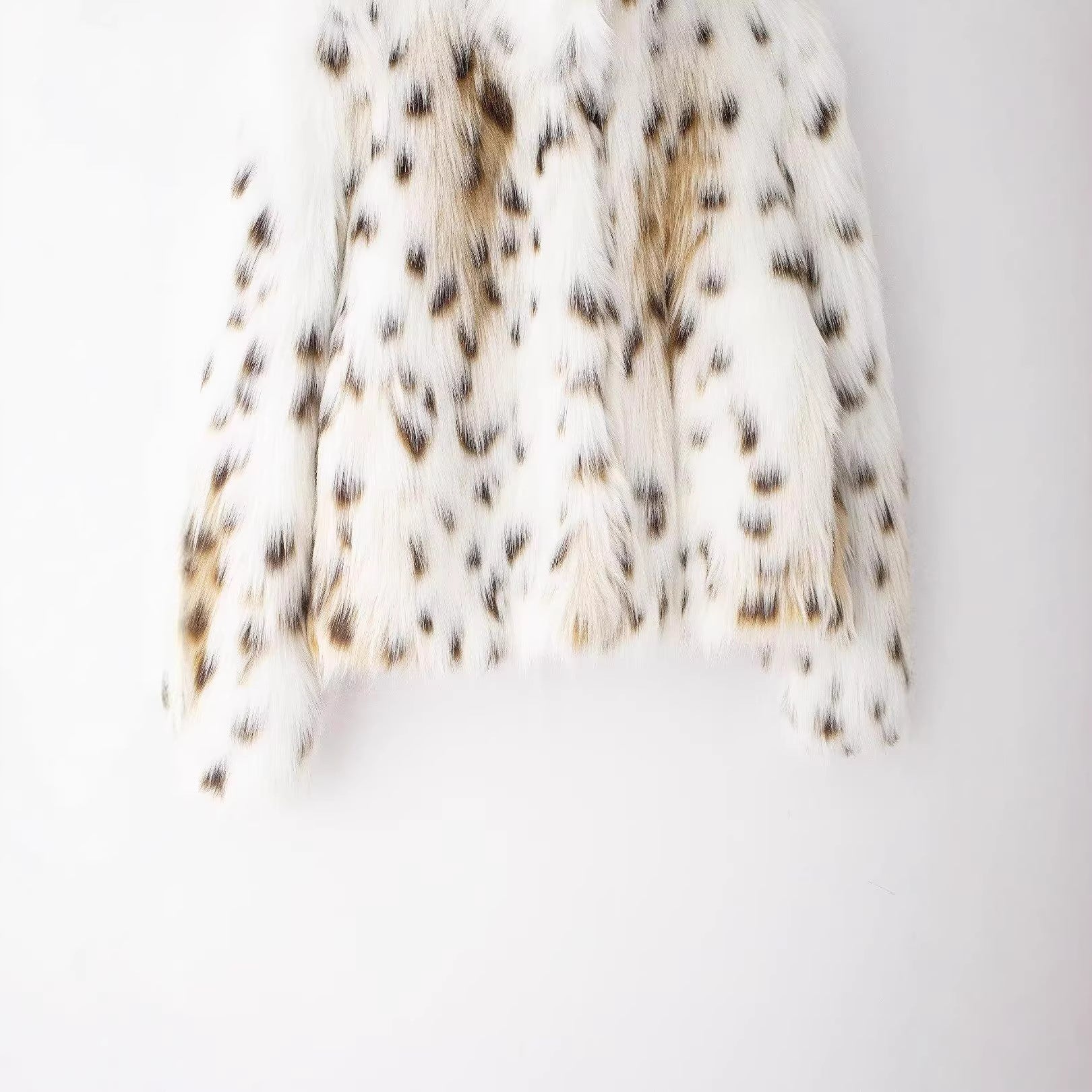 Women's Short Quilted Faux Fur Jacket with Leopard Spot Pattern and Stand-Up Collar Chichicherry