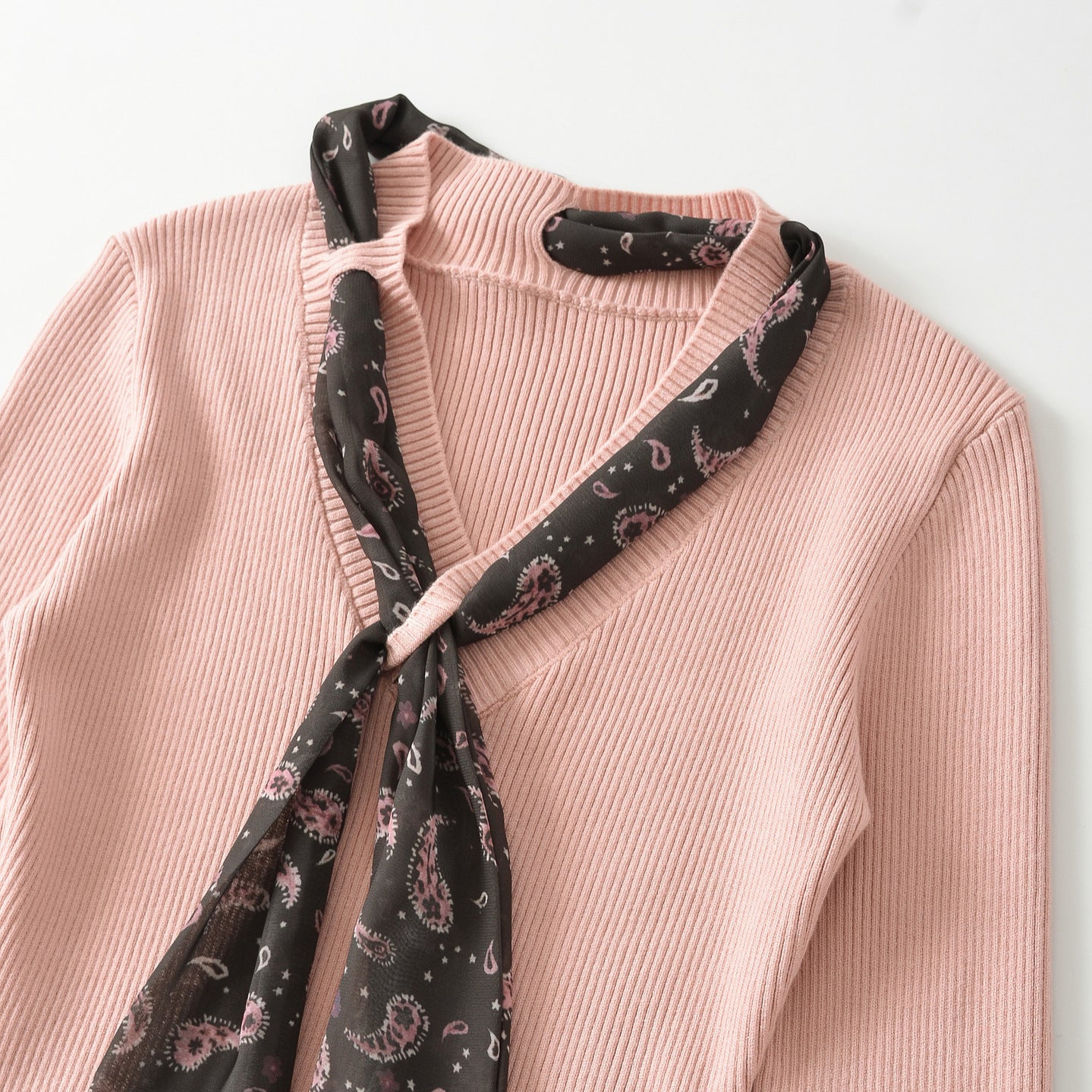 Women's fine knit pullover with threaded paisley scarf Chichicherry