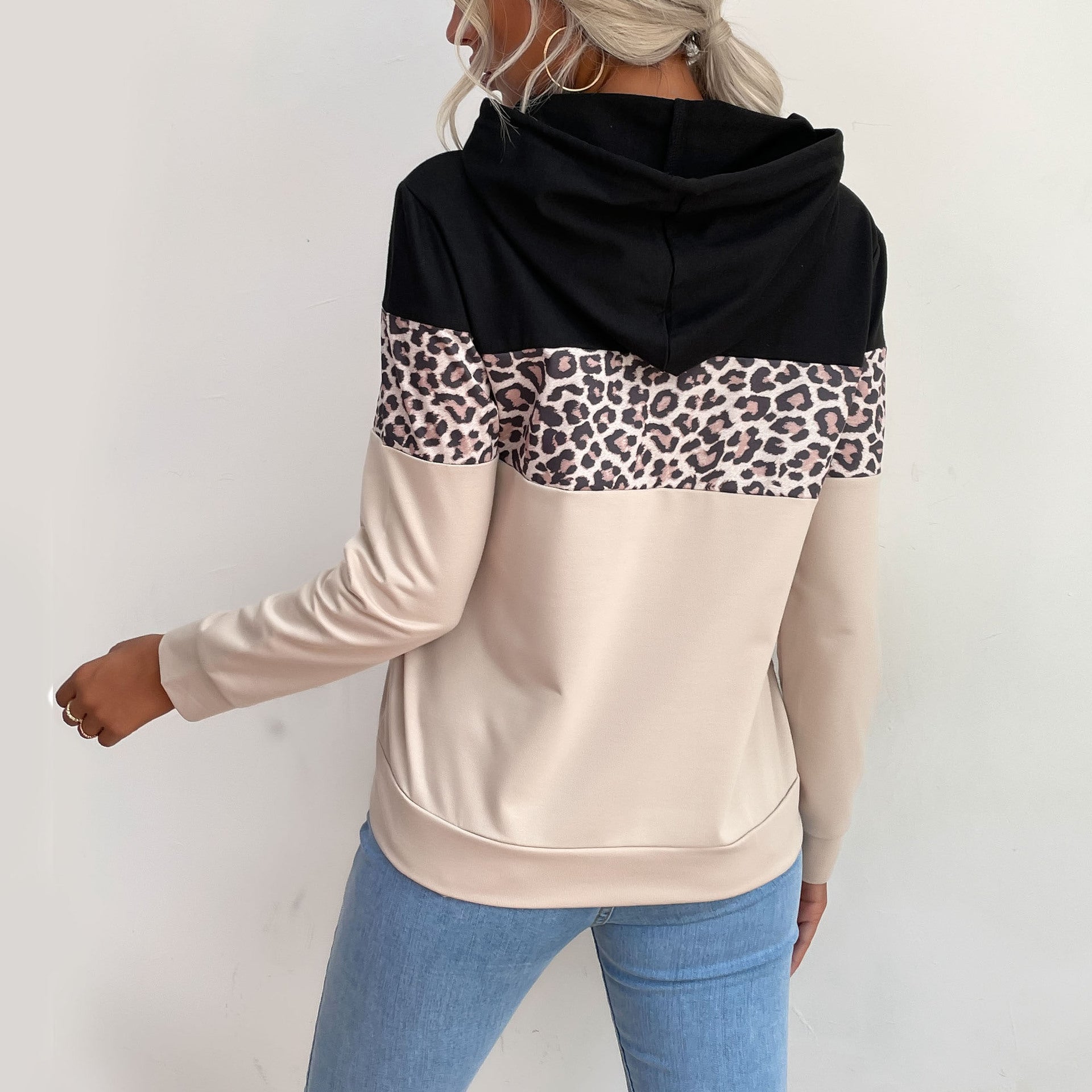 Women's hooded sweatshirt with leopard print trim and kangaroo pocket Chichicherry