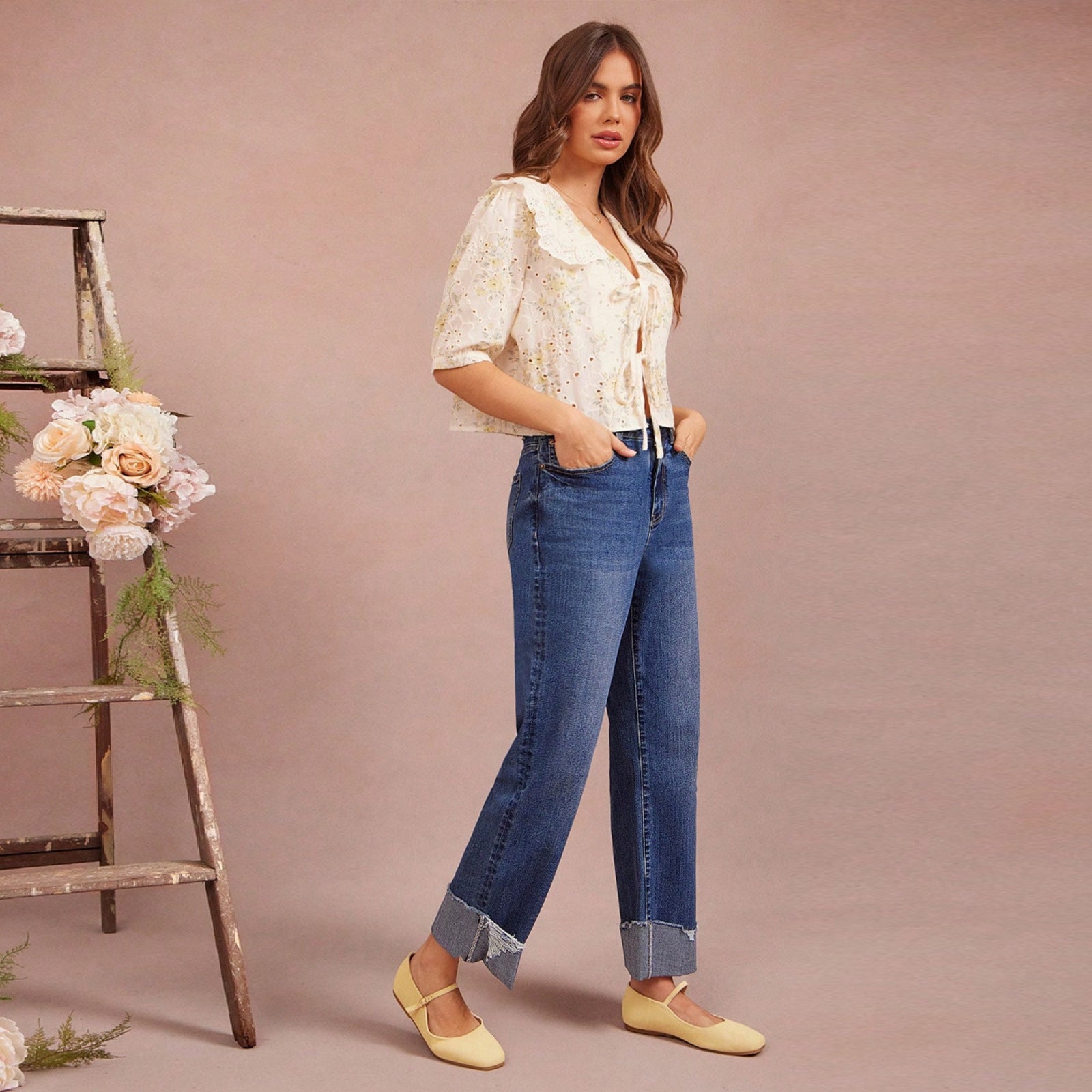 Women's High-Waisted Cropped Jeans with Wide Leg and Frayed Cuff Chichicherry