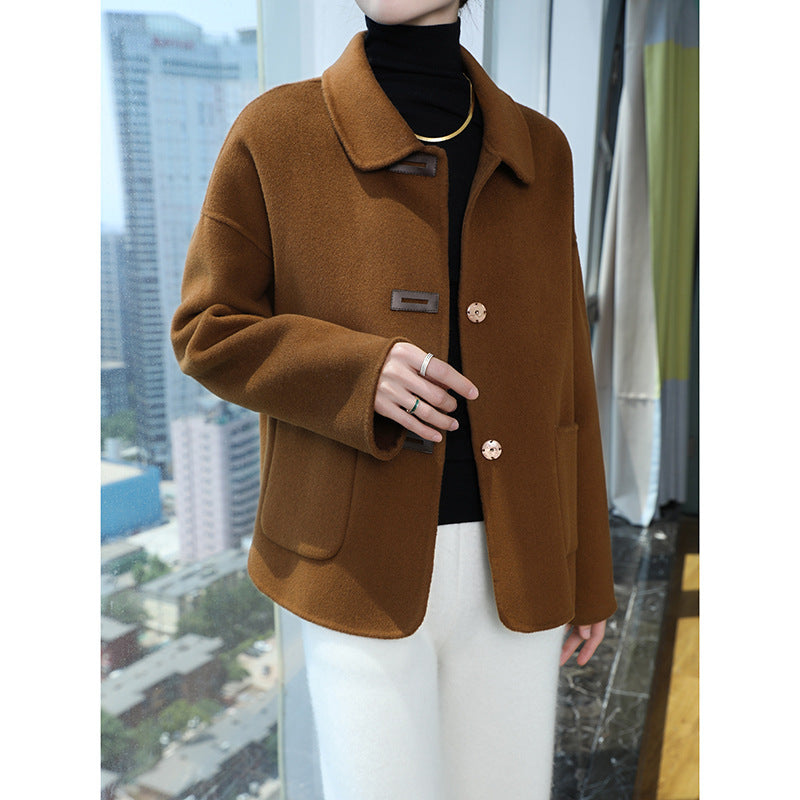 Women's short coat made of wool blend with shirt collar, boxy silhouette and patch pockets Chichicherry