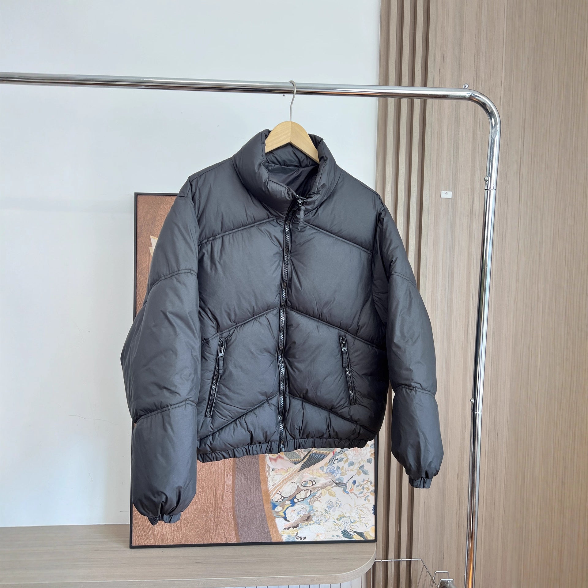 Men's short padded quilted jacket in boxy cut with high stand-up collar and zip pockets Chichicherry
