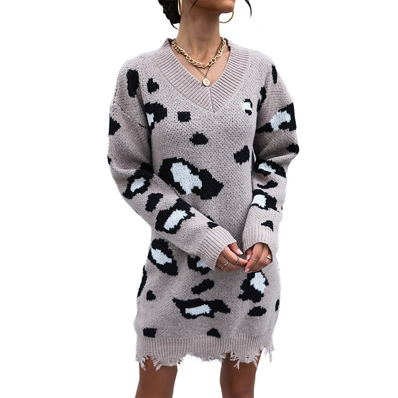 Women's oversized knit dress in leopard jacquard with V-neck and frayed hem Chichicherry